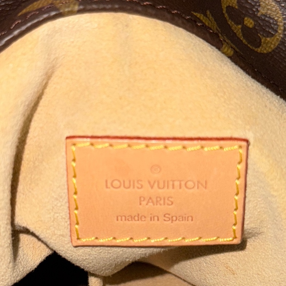 Louis Vuitton Artsy MM Monogram Hobo Bag ✨ - Picture 14 of 16